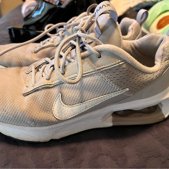 Running sneakers. Worn but in good condition - Picture 1 of 2